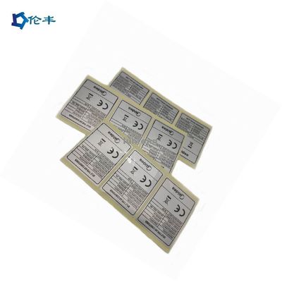 Un buen precio. Etiqueta adhesora de plata a prueba de UV con impresión flexo y adhesivo acrílico permanente para electrónica y uso al aire libre en línea